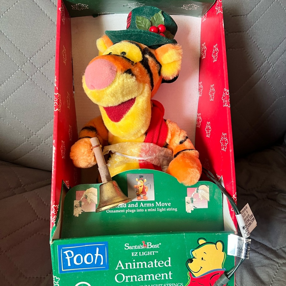 Pooh Animated Ornament with Tigger